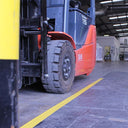 ADVANCE AT8 Bodenmarkierungsband in robuster PVC-Qualität für industrielle Markierungen.