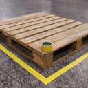 ADVANCE AT8 Bodenmarkierungsband in robuster PVC-Qualität für industrielle Markierungen.